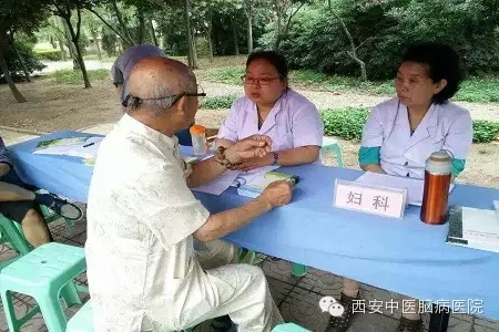 华清园社区卫生服务站为苏王小区居民义诊