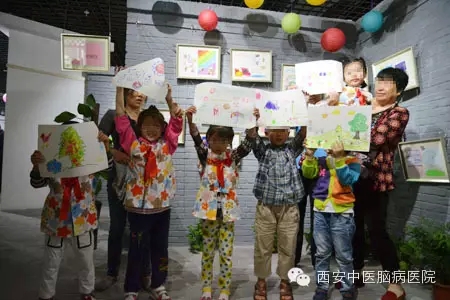 “阳光下的微笑”关爱儿童成长美术作品展暨儿童艺术品义卖活动开幕